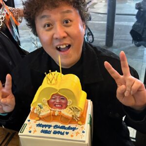 Jeong Jun-ha Instagram - 며칠내내 생일축하해준 고마운 지인들!!!
의리로 똘똘뭉친 우리 하마방 친구들
아직도 날 잊지않고 챙기는 우리팬클럽 
놀면뭐하니 작가님들
보윤이와 친구들
봉봉모임 우리희영누나와 친구들
서울코메디클럽 동하와 후배들
그외의 우리 영원한 스타일리스트 송탱
옹알스준우…
헤아릴수 없이 감사합니다
모두모두 고맙고 사랑합니다❤️👍
너무 행복한 생일이었어요!!!