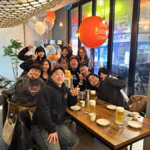 Jeong Jun-ha Instagram - 며칠내내 생일축하해준 고마운 지인들!!!
의리로 똘똘뭉친 우리 하마방 친구들
아직도 날 잊지않고 챙기는 우리팬클럽 
놀면뭐하니 작가님들
보윤이와 친구들
봉봉모임 우리희영누나와 친구들
서울코메디클럽 동하와 후배들
그외의 우리 영원한 스타일리스트 송탱
옹알스준우…
헤아릴수 없이 감사합니다
모두모두 고맙고 사랑합니다❤️👍
너무 행복한 생일이었어요!!!