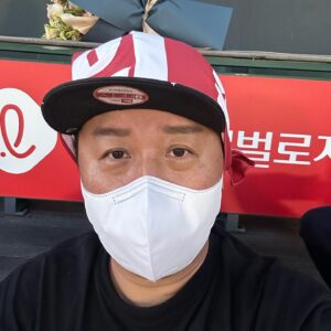 Jeong Jun-ha Instagram - 딱!!!지난주 이때네 벌써…..6시간운전하구 가서 1회부터 마지막 은퇴식까지.. 다시 생각해봐도 끝없는 감동의 시간..대호야 그동안 고생마이해따!!!쉽지않을 선택이었겠지만 너의 또 다른 앞날을 응원할께!! 야구해줘서 고마워!!#조선의4번타자#이대호..이제 잠시후#놀면뭐하니 입니다ㅎㅎㅎ참고로 마지막 사진 나 우는거 아님!!!땀 닦다가 찍힌 ㅋㅋㅋ 진짜!!!5회는 하지마🎶🎶