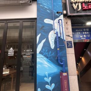 Jeong Jun-ha Instagram - 드디어 오랜작업 끝에 저희가게가 이렇게 멋지게 변헸습니다!!!
앞으로 맛과멋을 책임지는 압구정의 대표브랜드로 성장하겠습니다
많은관심,사랑,방문 부탁드립니다
이 멋진작업을 몇달동안 구상하고 끝까지 애써주신 #노루표페인트 관계자분들께 다시한번 감사드립니다!!
노라x노루 콜라보 정말👍👍👍❤️❤️❤️
추운날씨에도 멀리 대구에서 날라와 끝까지 멋진 작업해주신 페인트아티스트님 두분 고맙습니다
어로선목로집!!3호점!!줄여서 로로집!!!회이팅
2024엔 더 최선을 다해 성심성의껏 모실께요!!!여러분~~~
그리고 압구정 대표 랜드미크에서 많은사진들 찍어서 올려주세요!!
잘부탁드립니다!!#어로선목로집압구정#어로선목로집정준하#로로집#압구정지킴이#압구정보안관