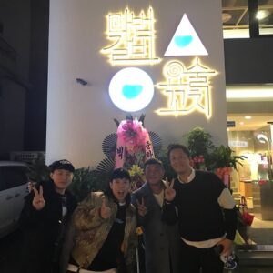 Jeong Jun-ha Instagram - 2017..10월..오사카의 난반테라는 꼬치집을 모티브로 차린 마법갈비요술꼬치..그 영욕의 6년의 시간을 이제 마무리하려합니다..그동안 찾아주신 수많은손님들,지인분들..다시한번 머리숙여 감사의말씀을 드립니다..마법갈비요술꼬치란 독특한 이름의 뜻은 요즘처럼 힘든시절 모든일이 마법같이 술술풀리고 요리와 술이 있는 주점이 되라고 아내가 지어준 이름입니다..6년동안 피땀흘리며 고생해준 수많은 직원분들 정말 감사했구..마지막까지 잘 마무리해보자구요!!!이 자리는 제가 다시 리뉴얼해서 새 브랜드로 11월 중순경에 인사드릴수있을꺼같아요!!아쉬운마음..오늘,내일 이틀동안 가게에  나와 마지막을 끝까지 함께하겠습니다..다시한번 부족하고 보잘것없는 저희가게에 찾아주셔서 고맙습니다!!건강하십쇼!!
#마법갈비요술꼬치#정준하#정준하가게 
2017,10~2023.10