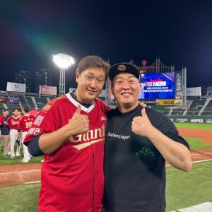 Jeong Jun-ha Instagram - 딱!!!지난주 이때네 벌써…..6시간운전하구 가서 1회부터 마지막 은퇴식까지.. 다시 생각해봐도 끝없는 감동의 시간..대호야 그동안 고생마이해따!!!쉽지않을 선택이었겠지만 너의 또 다른 앞날을 응원할께!! 야구해줘서 고마워!!#조선의4번타자#이대호..이제 잠시후#놀면뭐하니 입니다ㅎㅎㅎ참고로 마지막 사진 나 우는거 아님!!!땀 닦다가 찍힌 ㅋㅋㅋ 진짜!!!5회는 하지마🎶🎶