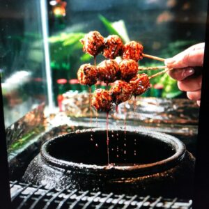 Jeong Jun-ha Instagram - 2017..10월..오사카의 난반테라는 꼬치집을 모티브로 차린 마법갈비요술꼬치..그 영욕의 6년의 시간을 이제 마무리하려합니다..그동안 찾아주신 수많은손님들,지인분들..다시한번 머리숙여 감사의말씀을 드립니다..마법갈비요술꼬치란 독특한 이름의 뜻은 요즘처럼 힘든시절 모든일이 마법같이 술술풀리고 요리와 술이 있는 주점이 되라고 아내가 지어준 이름입니다..6년동안 피땀흘리며 고생해준 수많은 직원분들 정말 감사했구..마지막까지 잘 마무리해보자구요!!!이 자리는 제가 다시 리뉴얼해서 새 브랜드로 11월 중순경에 인사드릴수있을꺼같아요!!아쉬운마음..오늘,내일 이틀동안 가게에  나와 마지막을 끝까지 함께하겠습니다..다시한번 부족하고 보잘것없는 저희가게에 찾아주셔서 고맙습니다!!건강하십쇼!!
#마법갈비요술꼬치#정준하#정준하가게 
2017,10~2023.10
