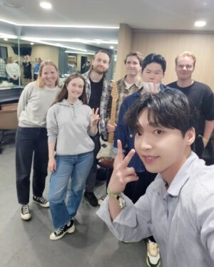 Jeong Se-woon Instagram - This can't be real!!!@!@#%%%&%#

음악으로 많은 위로를 받았던, 받고 있는, 받을! 뮤지션 시그리드의 공연.

같은 날 공연하고 또 공연 구경하고.. 진짜 너무 행복하다!!!! 

It was really really really glad to meet you guys in Korea
I'm a really really really big fan of your music! I’m always supporting you!

Sigrid, Kasper, Liva, Sondre, Peder 
You are the besttttt!

더 막 적고 싶지만 여기서 멈출게요