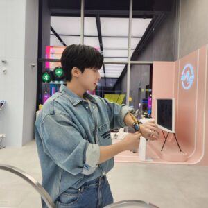 Jeong Se-woon Instagram - 신기한 게 정말 많다😲

@samsungkorea
#SamsungGangnam #삼성강남 #삼성전자 #삼성 #SamsungKorea #광고
