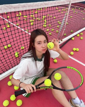 Jeong Seo-ha Instagram - 석양 테니스는 언제나 굿굿 

돌아오고있다 #forehand 😆
#tennis
#tennislove ❤️
#부상극복 🩹 
 
제 백핸드도 치료해주세요 슨생님 ~👨‍⚕️
#mamatennis 
#마마테니스