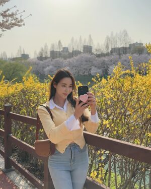 Jeong Seo-ha Instagram - 분홍분홍🩷
노랑노랑💛 

열일하고 벚꽃맛집 도장깨기 💮