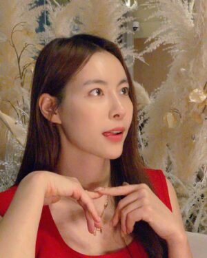 Jeong Seo-ha Instagram - 1.시크한척
2.결국난뽀뽀쟁이 
3.안부끄러운데부끄러운척 
4.죽겠어요짤 
5.나이키 
6.커피광고카피 
7.놀즈아🎶 

#감사합니다 ❣️
핫플찾기 귀신들 @y00ncci @hyoniring ❤️ 
마음은 함께했어 ~우리 사랑하는 @hayoosun 힘내~💕
너의 곁엔 우리가 있잖아 🥰 

#friends #friendship