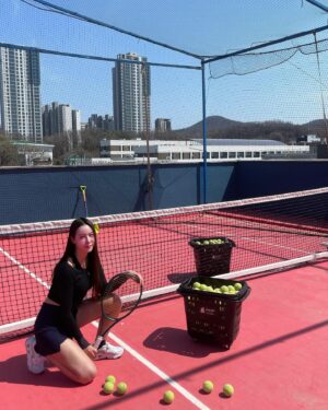 Jeong Seo-ha Instagram - #wilson 블레이드로 교체! 
#포핸드 강해지는중!!♥️
 
디아도라인연 🎾귀요미 상균코치님과함께👍