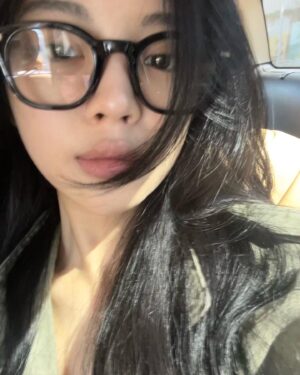 Jeong So-ri Instagram - 🤓