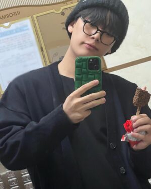 Jeong Taek-hyeon Instagram - 따듯한 겨울 ❄️

겠냐공 !