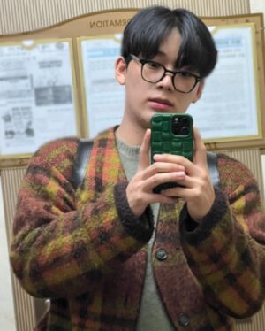 Jeong Taek-hyeon Instagram - 따듯한 겨울 ❄️

겠냐공 !