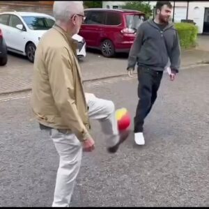 Jeremy Corbyn Instagram - Keepy Uppies for Corbyn.

If you think you can beat 100, come and join our campaign at www.votecorbyn.com (link in bio)!