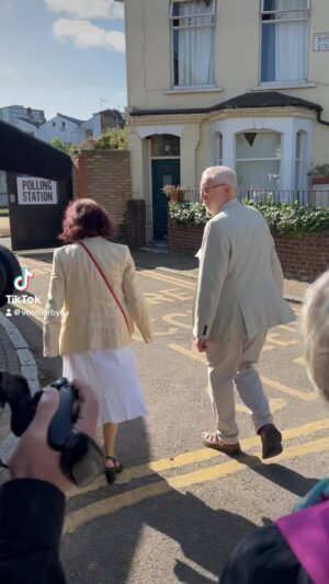 Jeremy Corbyn Instagram - Making my way to the polling station to vote.

Let’s make history in Islington North!

Vote Independent. Vote Corbyn.