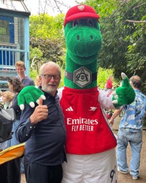 Jeremy Corbyn Instagram - Are you an Arsenal fan?

Join our Gooners 4 Corbyn canvass on Wednesday at 6PM.

Meet in front of the Arsenal Gift Shop outside the Emirates Stadium. Wear your Arsenal shirt!