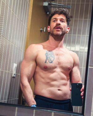 Jeremy Crittenden Instagram - Something has to make up for the personality. It’s vein. 

Took out Monday on push muscles. They won!
.
.
.
.
#gay #fitness #gayguys #bicep #shoulderday #pride #lgbtq #gaymuscle