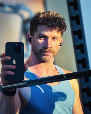 Jeremy Crittenden Instagram - Do you ever let golden hour Rembrandt lighting go to waste?

Also dragging my 🍑 through this leg workout. Really this is a photo about procrastination 
.
.
.
.
#gay #gayguy #fitness #rembrandt #mirrorselfie #gayswithbeards #goldenhour #nycpride