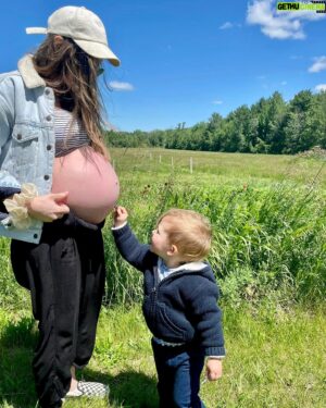 Jérémy Demay Instagram - Il y a une grande différence entre une mère et une maman. Une mère te met juste au monde, alors qu’une maman est et sera toujours là pour toi.
J’ai le privilège d’avoir une maman, et croyez-moi, elle m’a été indispensable!
Plus tard, j’ai marié une femme qui s’avère être une maman tout aussi extraordinaire.
Alors « cheers » à toutes les mamans qui font de leur mieux pour donner le meilleur à leur bébé ❤️❤️ @i.demay @marie_b_demay