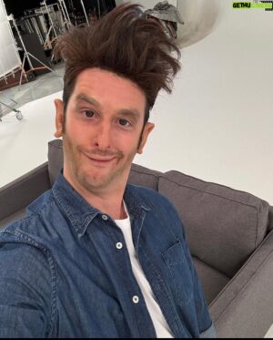 Jérémy Demay Instagram - Un gros « bravo » à toute la production du Bye-bye, c’était excellent.
Mention spéciale à l’imitation impeccable de @pierreyves.roydesmarais . J’ai ri fort! Je lui ai même écrit qu’il est meilleur que moi en moi 😂 Avouez qu’il me ressemble délicieusement!