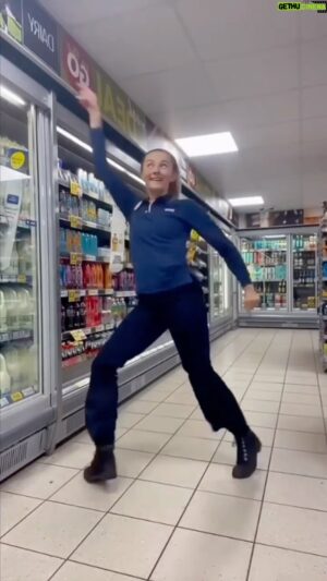 Jérémy Demay Instagram - Elle danse en cr*ss 😂