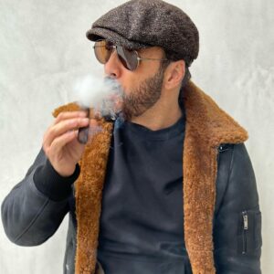 Jeremy Piven Instagram - While  you’re at the gym honoring your new New Year’s resolution I’m taking a selfie in a parking lot…
Thanks for riding with me in different lanes this year.  A toast to all of you!
What are u most excited for in the New Year ?