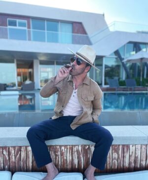 Jeremy Piven Instagram - Happy lazy Sunday ! You taking it easy or plotting or both?