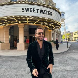 Jeremy Piven Instagram - Last nights premiere felt like a family reunion… What a beautiful group of people. Blessed to know and have worked with all of them. Really proud to bring you the story of the first African-American player to sign with NBA. We open Friday you guys so I’ll see you at the movies, literally…. I’m behind you so turn around.
Thanks @helenrobertsonhmu  for the brilliant make up