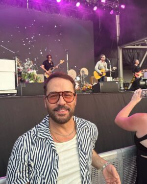 Jeremy Piven Instagram - Who knew that @themightyi would provide us with a hot yoga session during set ..
He soldiered through the Sun perfectly on Father’s Day #nghfbtour