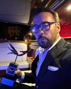 Jeremy Piven Instagram - “ This is me leaving “ what movie is that from? Thank you Venice film festival for and @better_world_ fund and @valentinaquinnstudios for the beautiful award. Now all Roads lead to Rome…