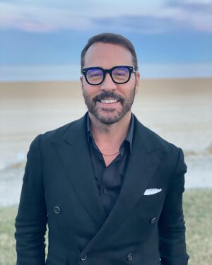 Jeremy Piven Instagram - Way too dressed up for the beach or walking into a gig ? 1 1= cruise ship? 
Nope , just getting up all around NY where they don’t  give a Fu€k!
Love it