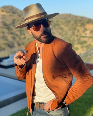 Jeremy Piven Instagram - I promise you that my cigar matching my entire outfit was not premeditated… I  wanted to help you guys out because I’m a caveman and clearly do not know how to use Instagram… The best way to purchase my JPIV Robusto …
Luxurycigarclub.com if you also link into the bio that will help you. There that now that sounds like I know what I’m talking about! Now call your mom
( I’m about to visit mine now )