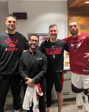 Jeremy Piven Instagram - Whoever said you can never go home didn’t live in Chicago … Thank you @chicagobulls 
for the love .