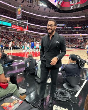 Jeremy Piven Instagram - Whoever said you can never go home didn’t live in Chicago … Thank you @chicagobulls 
for the love .
