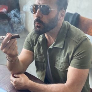 Jeremy Piven Instagram - Just wanted to thank you guys for the feedback on my new cigar … The JPIV Robusto is a smoke that I’m proud of. Hit me with your reviews and I will post them! @illusione_cigar luxurycigarclub.com 

Let’s share a box together