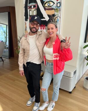 Jeremy Piven Instagram - Have u guys heard the latest @howulivinjpivenpodcast  with the brilliant @jessimaepeluso funny as hell, unshaven and tells all!
“ meditation, mushrooms, marijuana”