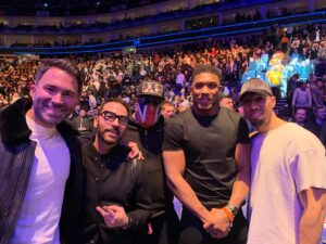 Jeremy Piven Instagram - One of these fine gentlemen is not in the boxing game …
( The one looks like he lives in a tree and bakes cookies )
Thanks #ufclondon