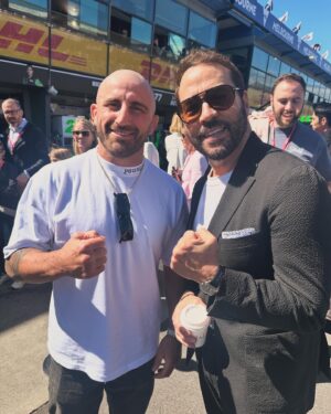 Jeremy Piven Instagram - Thanks @ausgp for hosting an American! Remember to go where u are loved people… Going to knock out a couple films and Theatre gigs in this beautiful Country.
Fav F1 driver ?
