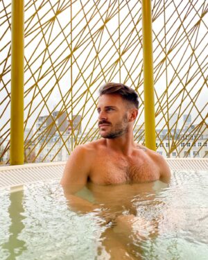 Jérémy Samat Instagram - morning jacuzzi on the roofs of Berlin at @axelhotels🌈
Always so well received regardless of the little one where we go🌈