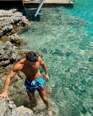 Jérémy Samat Instagram - Carpe Diem Beach avec mon nouveau maillot @resqmestudio 
#carpediembeach #carpediem #croatia #resqme #beachvibes #collab
