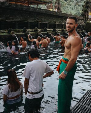 Jérémy Samat Instagram - Une immersion spirituelle au cœur de la purification. Le temple de Bali nous enveloppe de sa beauté sacrée, nous invitant à la méditation et à la tranquillité. Laissons-nous guider par l’énergie apaisante de ce lieu empreint de sérénité et de mystère. 🌿✨ #TempleDeBali #Purification #Serenity #travel