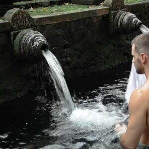 Jérémy Samat Instagram - Une immersion spirituelle au cœur de la purification. Le temple de Bali nous enveloppe de sa beauté sacrée, nous invitant à la méditation et à la tranquillité. Laissons-nous guider par l’énergie apaisante de ce lieu empreint de sérénité et de mystère. 🌿✨ #TempleDeBali #Purification #Serenity #travel