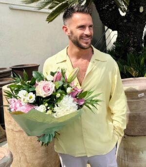 Jérémy Samat Instagram - Joyeuses fêtes de Pâques à tous 🐣 🍫 
Comment être assorti au bouquet sans le vouloir ahah 💐