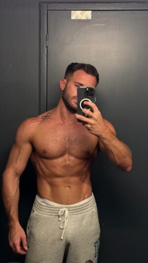 Jérémy Samat Instagram - The power of the rag 🧽 😅
#rag #gym #reel #men #power