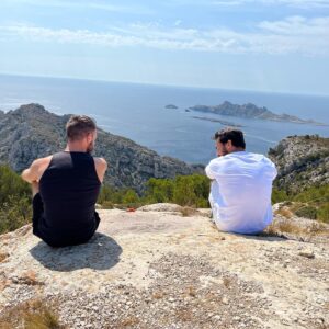 Jérémy Samat Instagram - Tous là pour ton dernier voyage Mamie🕊
Là haut sur ton sommet tu pourras nous accompagner et veiller sur nous. 
On t’aime, aujourd’hui plus qu’hier et bien moins que demain ♥️♥️
