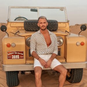 Jérémy Samat Instagram - Journée safari dans le désert de Dubaï 
-
-
-
-
-
-
-
#dubai #desert #boy #touareg  #holiday #car #landrover #emiratsarabesunis