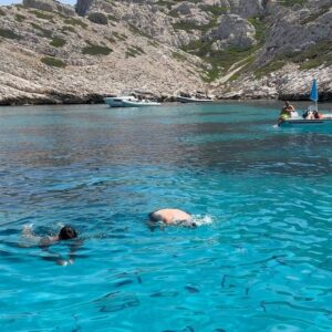 Jérémy Samat Instagram - Journée bateau à l’île de Riou, un bonheur total dans une eau translucide 🐠
