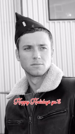 Jeremy Sumpter Instagram - Give yourself the best Holiday Season ever ya’ll. Love ya’ll. You guys make every day an adventure 

#HappyHolidays #MerryChristmas #ChristmasEve #LifeAnAdventure #Let’sNeverSayGoodbye #PeterPan #Frailty #FridayNightLights #IntoTheStorm