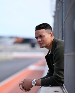 Jermaine Jenas Instagram - Buzzing to be part of the new Formula E Broadcast team🏎️⚡🙌🏽

Along with these legends @nickishields @iamradzi @billymongerracing @davidcoulthardf1 & @karunchandhok. Cannot wait for the start of the season. Join us in Mexico on @tntsports January 13th. Let’s GO.