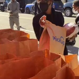 Jermel Howard Instagram - Was an amazing day to give Turkeys and food to families. Such an important thing to Lift up Who you can When you can. Compassion connects souls.. 
Thanks @alexiaadams24 for inviting me and
@weightnomoreinfo 
@toyajohnson @itsreginaecarter
 @daringly_raw  @mrrushlife For welcoming me..
🙏🏾🙏🏾🙏🏾🙏🏾 

#thanksgiving
#turkeydrive 
#atl
#jermelhoward
#bombishwear