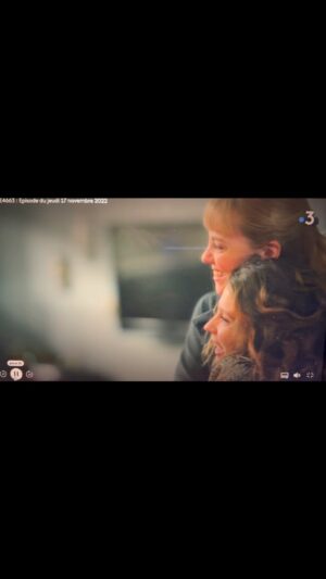 Jérôme Bertin Instagram - L’adieu des #Nebout à #Pblv ! En musique évidemment ;) merci, merci, merci de nous avoir aimés malgré nos folies. Vous êtes gravés à jamais dans mon cœur pour cet amour là. Quelle fierté de vous avoir fait rire, pleurer, râler, parler ! Merci à #France3, à #telfrancesérie et #newen. Merci à toute la famille #pblv (@pblvofficiel) qui restera un ovni dans l’histoire de la télé et un astre dans mon cœur. Tout ça c’est grâce à votre indéfectible amour pendant 18 ans. MERCI !
Avec ma femme @mariereache, ma belle-mère #elisabethcommelin, et mes filles @marie_hennerez et @laurie.bds. Je vous aime